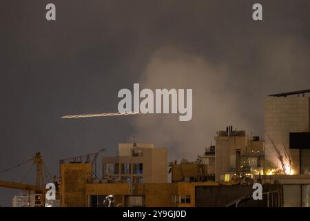 Beyrouth, Liban. 10 octobre 2024. Un avion de Middle East Airlines s'approche de l'aéroport international Rafic Hariri de Beyrouth alors que de la fumée s'élève à la suite d'une frappe israélienne dans un quartier central de Beyrouth le 10 octobre 2024 à Beyrouth, au Liban. MEA a été qualifiée de "la compagnie aérienne la plus badass de la planète" pour continuer à opérer même lorsque les frappes israéliennes atterrissent près de l'aéroport. (Crédit image : © Daniel Carde/ZUMA Press Wire) USAGE ÉDITORIAL SEULEMENT! Non destiné à UN USAGE commercial ! Banque D'Images