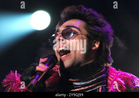 Milan Italie 20/12/2003 : Francesco Sarcina chanteur du groupe de rock italien le Vibrazioni, pendant l'émission de télévision Radio Italia “Milano la Città per Cantare“ Banque D'Images