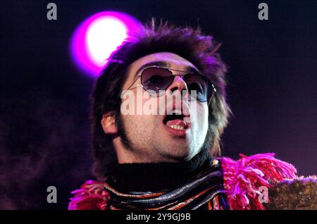 Milan Italie 20/12/2003 : Francesco Sarcina chanteur du groupe de rock italien le Vibrazioni, pendant l'émission de télévision Radio Italia “Milano la Città per Cantare“ Banque D'Images