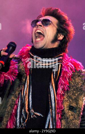 Milan Italie 20/12/2003 : Francesco Sarcina chanteur du groupe de rock italien le Vibrazioni, pendant l'émission de télévision Radio Italia “Milano la Città per Cantare“ Banque D'Images