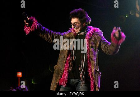 Milan Italie 20/12/2003 : Francesco Sarcina chanteur du groupe de rock italien le Vibrazioni, pendant l'émission de télévision Radio Italia “Milano la Città per Cantare“ Banque D'Images