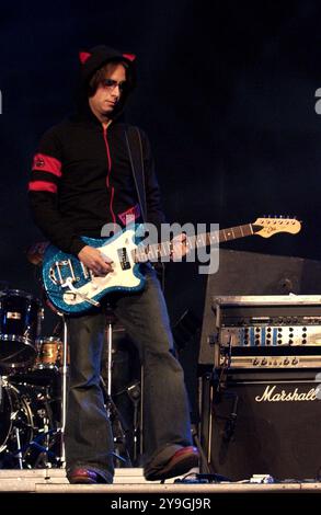 Milan Italie 20/12/2003 : Stefano Verderi guitariste du groupe de rock italien le Vibrazioni, pendant l'émission de télévision Radio Italia “Milano la Città per Cantare“ Banque D'Images