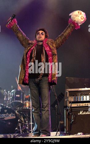 Milan Italie 20/12/2003 : Francesco Sarcina chanteur du groupe de rock italien le Vibrazioni, pendant l'émission de télévision Radio Italia “Milano la Città per Cantare“ Banque D'Images