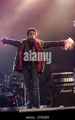 Milan Italie 20/12/2003 : Francesco Sarcina chanteur du groupe de rock italien le Vibrazioni, pendant l'émission de télévision Radio Italia “Milano la Città per Cantare“ Banque D'Images