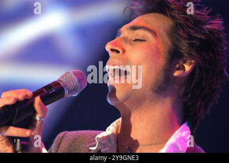 Milan Italie 22/10/2003 : Francesco Sarcina chanteur du groupe de rock italien le Vibrazioni, pendant l'émission de télévision, "CD Live" Banque D'Images