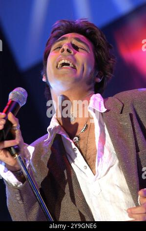 Milan Italie 22/10/2003 : Francesco Sarcina chanteur du groupe de rock italien le Vibrazioni, pendant l'émission de télévision, "CD Live" Banque D'Images