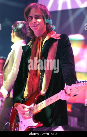 Milan Italie 22/10/2003 : Stefano Verderi guitariste du groupe de rock italien le Vibrazioni, pendant l'émission de télévision, "CD Live" Banque D'Images