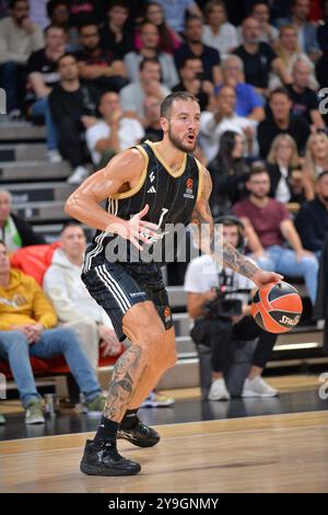 Villeurbanne, France. 10 octobre 2024. Joffrey Lauvergne de LDLC Asvel Villeurbanne lors du match de basket-ball de Turkish Airlines EuroLeague entre LDLC ASVEL et Virtus Segafredo Bologna le 10 octobre 2024 à Astroballe à Villeurbanne, France - photo Cyril lestage/DPPI crédit : DPPI Media/Alamy Live News Banque D'Images