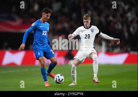 Le grec Dimitrios Giannoulis (à gauche) et l'anglais Cole Palmer en action lors du match du Groupe B2 de l'UEFA Nations League au stade de Wembley à Londres. Date de la photo : jeudi 10 octobre 2024. Banque D'Images