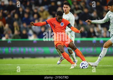 Almelo, pays-Bas. 10 octobre 2024. ALMELO, 10-10-2024, stade Asito, football, amical, saison 2024/2025, pendant le match pays-Bas U21 - Mexique U21, pays-Bas joueur U21 Ernest Poku crédit : Pro Shots/Alamy Live News Banque D'Images