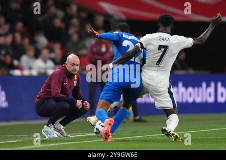 L'entraîneur par intérim de l'Angleterre Lee Carsley regardant l'Angleterre Bukayo Saka affronter le grec Dimitrios Giannoulis lors du match du Groupe B2 de l'UEFA Nations League au stade de Wembley à Londres. Date de la photo : jeudi 10 octobre 2024. Banque D'Images