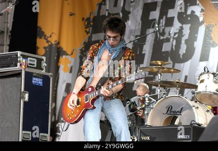 Milan Italie 25/05/2003 : Francesco Sarcina chanteur du groupe de rock italien le Vibrazioni, pendant l'émission de télévision, "Cornetto Free Music Festival" Banque D'Images