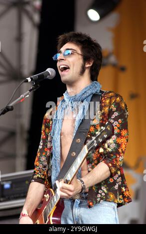 Milan Italie 25/05/2003 : Francesco Sarcina chanteur du groupe de rock italien le Vibrazioni, pendant l'émission de télévision, "Cornetto Free Music Festival" Banque D'Images