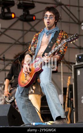 Milan Italie 25/05/2003 : Francesco Sarcina chanteur du groupe de rock italien le Vibrazioni, pendant l'émission de télévision, "Cornetto Free Music Festival" Banque D'Images