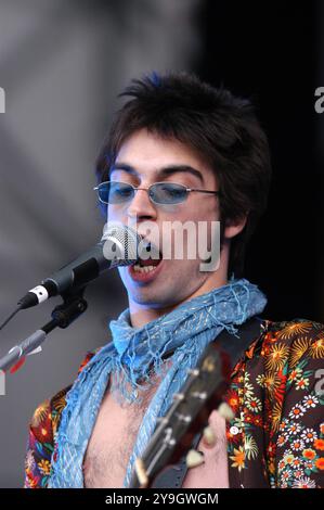 Milan Italie 25/05/2003 : Francesco Sarcina chanteur du groupe de rock italien le Vibrazioni, pendant l'émission de télévision, "Cornetto Free Music Festival" Banque D'Images