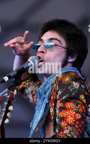 Milan Italie 25/05/2003 : Francesco Sarcina chanteur du groupe de rock italien le Vibrazioni, pendant l'émission de télévision, "Cornetto Free Music Festival" Banque D'Images