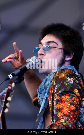 Milan Italie 25/05/2003 : Francesco Sarcina chanteur du groupe de rock italien le Vibrazioni, pendant l'émission de télévision, "Cornetto Free Music Festival" Banque D'Images