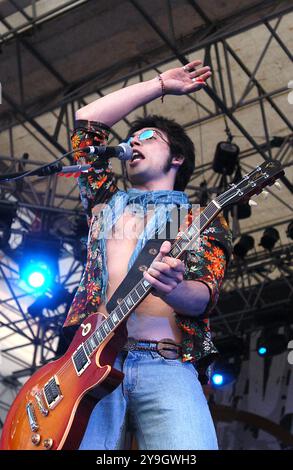 Milan Italie 25/05/2003 : Francesco Sarcina chanteur du groupe de rock italien le Vibrazioni, pendant l'émission de télévision, "Cornetto Free Music Festival" Banque D'Images