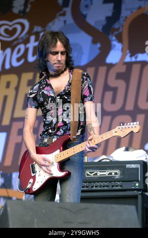 Milan Italie 25/05/2003 : Stefano Verderi guitariste du groupe de rock italien le Vibrazioni, pendant l'émission de télévision, "Cornetto Free Music Festival" Banque D'Images