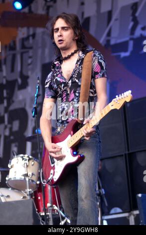 Milan Italie 25/05/2003 : Stefano Verderi guitariste du groupe de rock italien le Vibrazioni, pendant l'émission de télévision, "Cornetto Free Music Festival" Banque D'Images