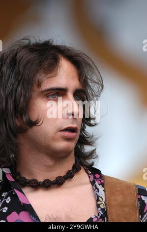 Milan Italie 25/05/2003 : Stefano Verderi guitariste du groupe de rock italien le Vibrazioni, pendant l'émission de télévision, "Cornetto Free Music Festival" Banque D'Images