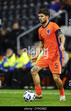Almelo, pays-Bas. 10 octobre 2024. ALMELO, 10-10-2024, stade Asito, football, amical, saison 2024/2025, pendant le match pays-Bas U21 - Mexique U21, pays-Bas joueur U21 Denso Kasius crédit : Pro Shots/Alamy Live News Banque D'Images