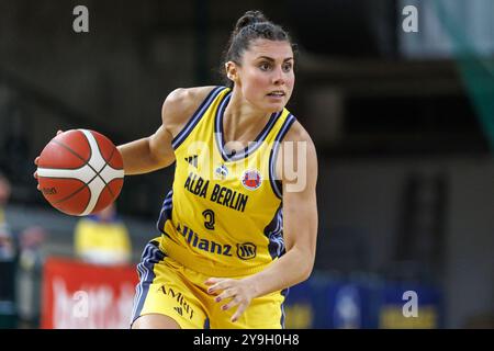 Berlin, Allemagne. 10 octobre 2024. Basket-ball : Eurocup, Women, Alba Berlin - VBW Gdynia, Sporthalle Charlottenburg. Theresa Simon de Berlin joue le ballon. Crédit : Andreas Gora/dpa/Alamy Live News Banque D'Images