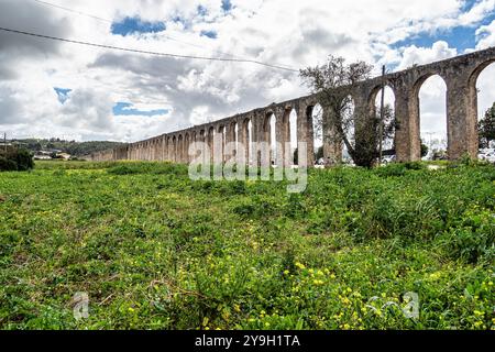 Aqueduc d'Obidos ou Aqueduto de Obidos au Portugal, ancien bâtiment en maçonnerie en pierre, long de plus de 3 km. Il a été construit par Catherine d'Autriche vers 1570. Banque D'Images