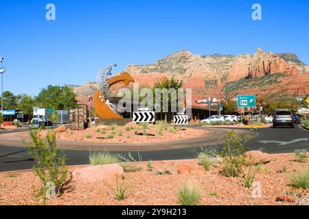 Cette photo capture Sedona, Arizona, encadrée par l'art public vibrant et les majestueuses formations rocheuses rouges Banque D'Images