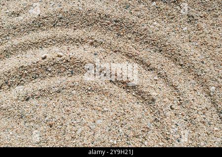 Sable jaune près de l'eau sur la plage de la mer. Arrière-plan de la nature. Banque D'Images