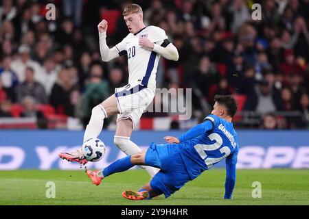 L'Anglais Cole Palmer (à gauche) et le grec Dimitrios Giannoulis s'affrontent pour le ballon lors du match du Groupe B2 de l'UEFA Nations League au stade de Wembley, à Londres. Date de la photo : jeudi 10 octobre 2024. Banque D'Images