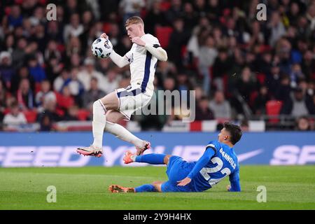 L'Anglais Cole Palmer (à gauche) et le grec Dimitrios Giannoulis s'affrontent pour le ballon lors du match du Groupe B2 de l'UEFA Nations League au stade de Wembley, à Londres. Date de la photo : jeudi 10 octobre 2024. Banque D'Images