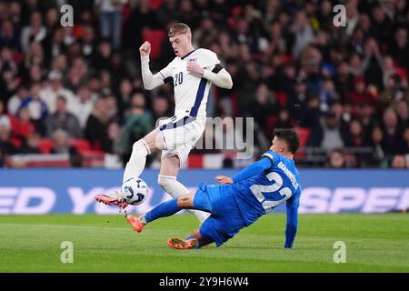 L'Anglais Cole Palmer (à gauche) et le grec Dimitrios Giannoulis s'affrontent pour le ballon lors du match du Groupe B2 de l'UEFA Nations League au stade de Wembley, à Londres. Date de la photo : jeudi 10 octobre 2024. Banque D'Images