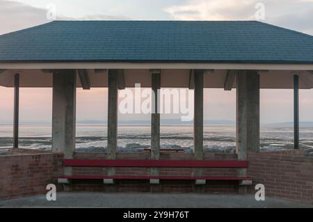 Abri en bord de mer surplombant la baie de Morecambe en fin de soirée Banque D'Images