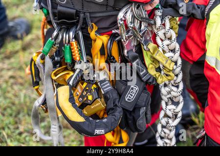 EQUIPEMENT des sauveteurs en hauteur du service d'incendie professionnel de Gelsenkirchen, pratiquant la descente en rappel à partir d'une éolienne d'une hauteur de 110 mètres Banque D'Images