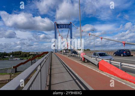 Le pont Friedrich Ebert sur le Rhin entre Ruhrort et Homberg, Duisburg, NRW, Allemagne, Banque D'Images