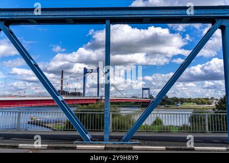 Le pont Friedrich-Ebert-sur le Rhin entre Ruhrort et Homberg, Brücke Königstraße, Duisburg, NRW, Allemagne, Banque D'Images