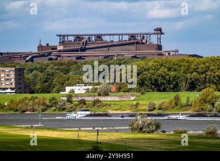 Rhin à Duisburg-Beeckerwerth, cargo chargé de charbon, Oxygenstahlwerk 2 toile de fond industrielle de l'aciérie ThyssenKrupp à Bruckhausen, Banque D'Images