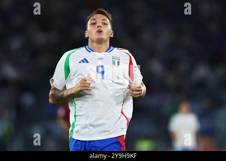 Rome, Italie. 10 octobre 2024. Mateo Retegui, Italien, regarde le match de football de la Ligue des Nations de l'UEFA, Ligue A, Groupe A2 entre l'Italie et la Belgique le 10 octobre 2024 au Stadio Olimpico à Rome, Italie. Crédit : Federico Proietti / Alamy Live News Banque D'Images