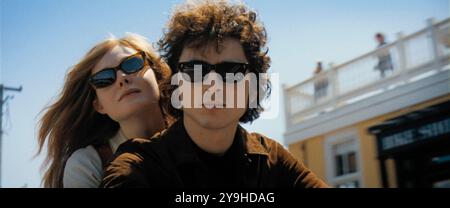A Complete Unknown (2024) réalisé par James Mangold et mettant en vedette elle Fanning dans le rôle de Sylvie Russo et Timothée Chalamet dans le rôle d'un jeune Bob Dylan qui secoue son numéro sur la scène folk en passant à l'électricité au Newport Folk Festival en 1965. Publicité encore ***USAGE ÉDITORIAL SEULEMENT***. Crédit : BFA / Searchlight Pictures Banque D'Images