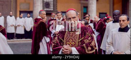 Conclave (2024) réalisé par Edward Berger et mettant en vedette Ralph Fiennes dans le rôle du cardinal Lawrence qui est chargé de diriger l'un des événements les plus secrets et anciens du monde, en choisissant un nouveau pape, il se trouve au centre d'une conspiration qui pourrait ébranler les fondements mêmes de l'Église catholique. Photographie publicitaire ***USAGE ÉDITORIAL SEULEMENT***. Crédit : fonctionnalités BFA / Focus Banque D'Images