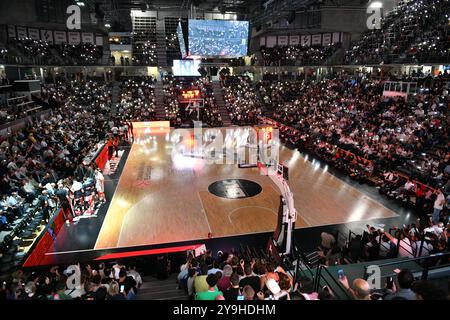 Villeurbanne, France. 10 octobre 2024. Vue générale du site Astroballe illuminé lors du match de basket-ball de Turkish Airlines EuroLeague entre LDLC ASVEL et Virtus Segafredo Bologne le 10 octobre 2024 à Astroballe à Villeurbanne, France - photo Cyril lestage/DPPI crédit : DPPI Media/Alamy Live News Banque D'Images