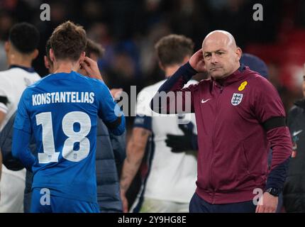 Londres, Royaume-Uni. 10 octobre 2024. Lee Carsley, l'entraîneur-chef intérimaire de l'Angleterre, suit le match. Angleterre v Grèce, match du groupe F de l'UEFA Nations League au stade de Wembley à Londres le jeudi 10 octobre 2024. Usage éditorial exclusif. photo par Sandra Mailer/Andrew Orchard photographie sportive/Alamy Live News crédit : Andrew Orchard photographie sportive/Alamy Live News Banque D'Images