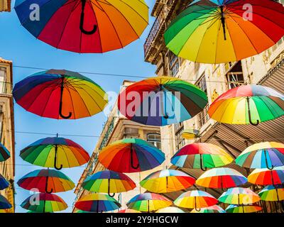 Vue pittoresque de la célèbre rue rose avec des parapluies arc-en-ciel colorés, Lisbonne, Portugal Banque D'Images