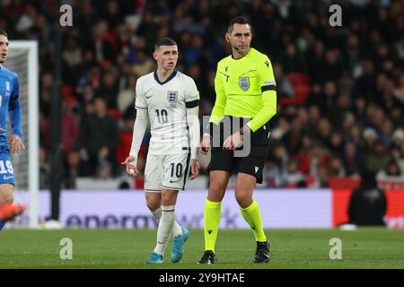 Londres, Royaume-Uni. 10 octobre 2024. Londres, Angleterre, 10 octobre 2024 : Phil Foden (10 Angleterre) se plaint de l'arbitre Andrea Colombo lors du match de l'UEFA Nations League entre l'Angleterre et la Grèce au stade de Wembley à Londres, Angleterre (Alexander Canillas/SPP) crédit : SPP Sport Press photo. /Alamy Live News Banque D'Images