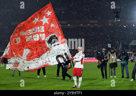 Cologne, Allemagne. 10 octobre 2024. Football : le match d'adieu de Lukas Podolski à 1 heure. FC Köln, Lukas Podolski célèbre avec les fans. Crédit : Federico Gambarini/dpa/Alamy Live News Banque D'Images