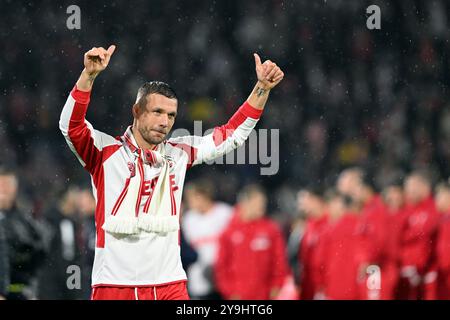 Cologne, Allemagne. 10 octobre 2024. Football : le match d'adieu de Lukas Podolski à 1 heure. FC Köln, Lukas Podolski célèbre avec les fans. Crédit : Federico Gambarini/dpa/Alamy Live News Banque D'Images