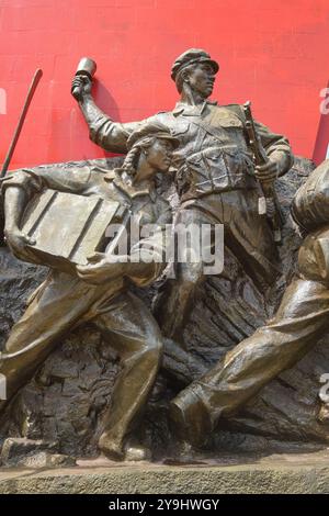 Monument patriotique, statue de l'indépendance, y compris le lancement d'une grenade à main. Au leader communiste Kayson Phomvihan Museum à Vientiane, Laos. Banque D'Images