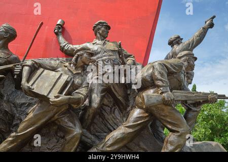 Monument patriotique, statue de l'indépendance, y compris le lancement d'une grenade à main. Au leader communiste Kayson Phomvihan Museum à Vientiane, Laos. Banque D'Images