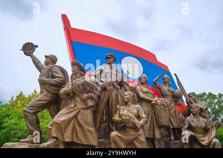 Monument patriotique, statue de l'indépendance, dont une femme avec un poulet. Au leader communiste Kayson Phomvihan Museum à Vientiane, Laos. Banque D'Images